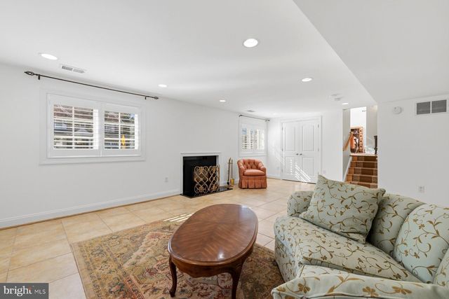 9607 SINGLETON DR, Bethesda, MD 20817