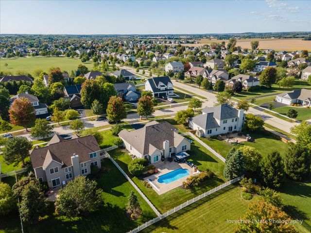 483 Glover Drive, North Aurora, IL 60542