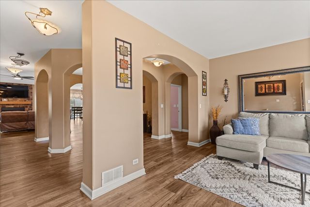 483 Glover Drive, North Aurora, IL 60542