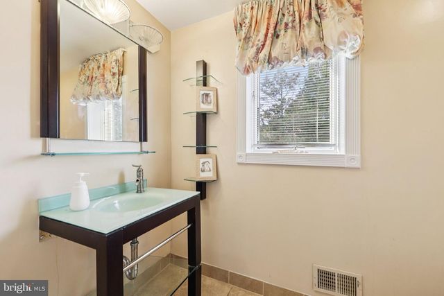 5301 GOLDSBORO RD, Bethesda, MD 20817