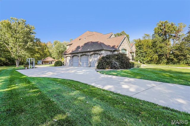 614 Lower Marine Road, Troy, IL 62294