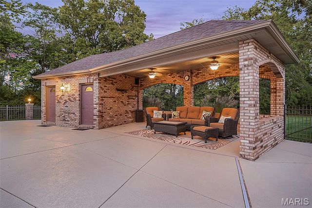 614 Lower Marine Road, Troy, IL 62294