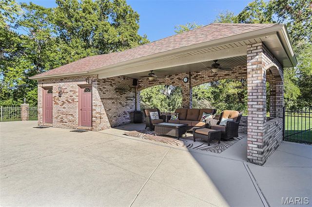 614 Lower Marine Road, Troy, IL 62294
