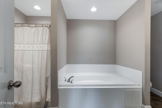 1912 Mahogany Wood Tr, Knoxville, TN 37920