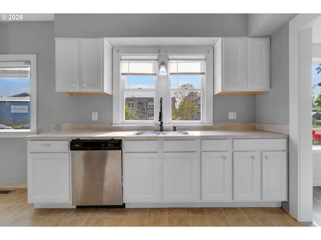 481 S PINE St, Canby, OR 97013