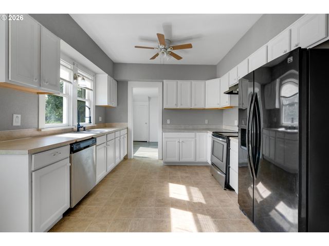 481 S PINE St, Canby, OR 97013