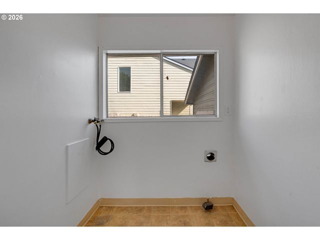 481 S PINE St, Canby, OR 97013