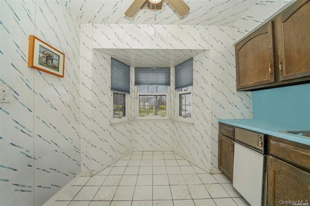 37 Santa Barbara, Plainview, NY 11803 — photo 2
