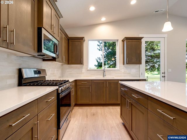 3244 Nightingale Dr, Woodburn, OR 97071