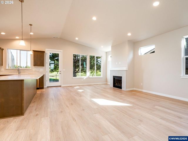 3244 Nightingale Dr, Woodburn, OR 97071
