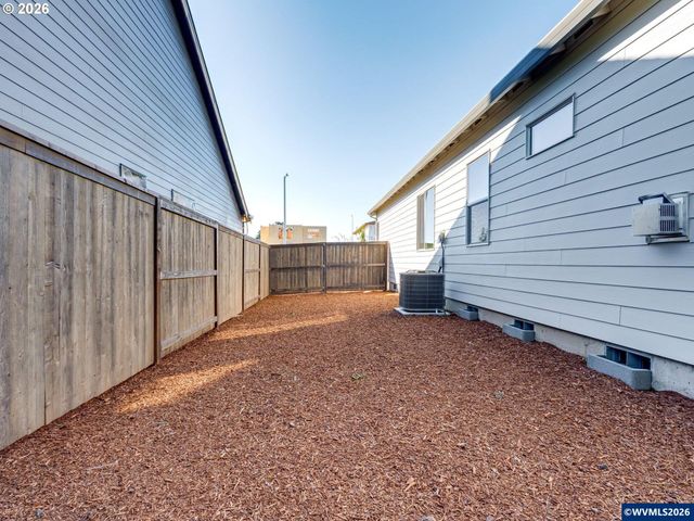 3244 Nightingale Dr, Woodburn, OR 97071