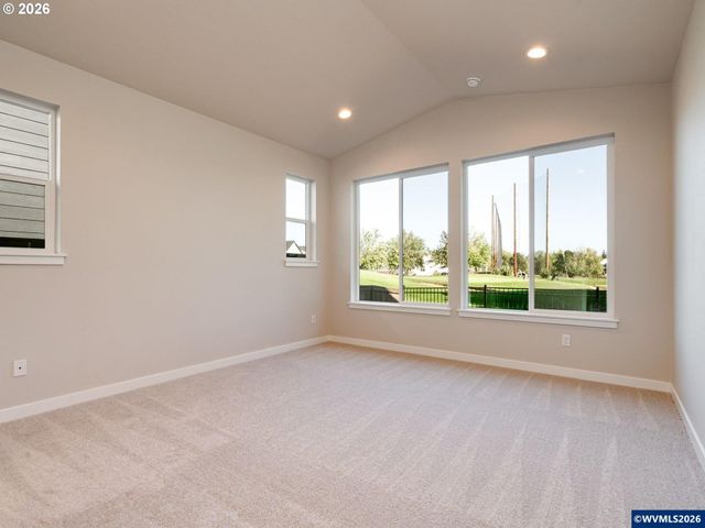 3244 Nightingale Dr, Woodburn, OR 97071