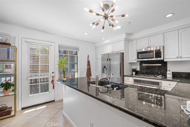 6 El Cajon, Irvine, CA 92602