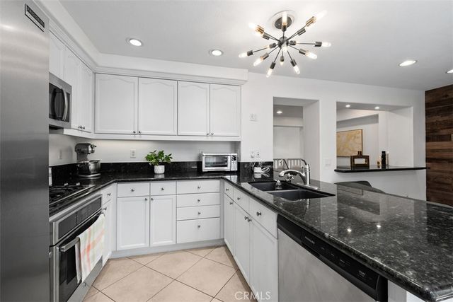 6 El Cajon, Irvine, CA 92602