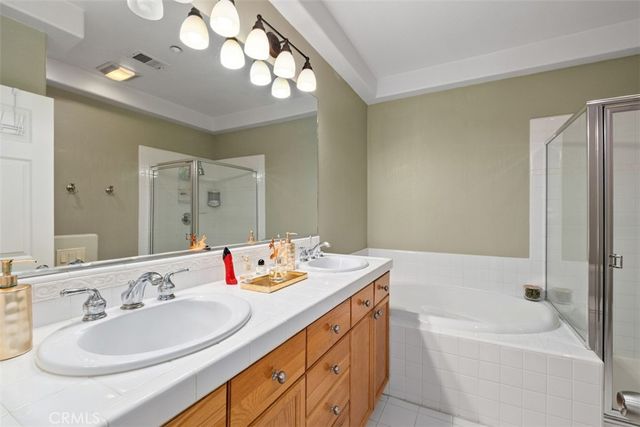 6 El Cajon, Irvine, CA 92602