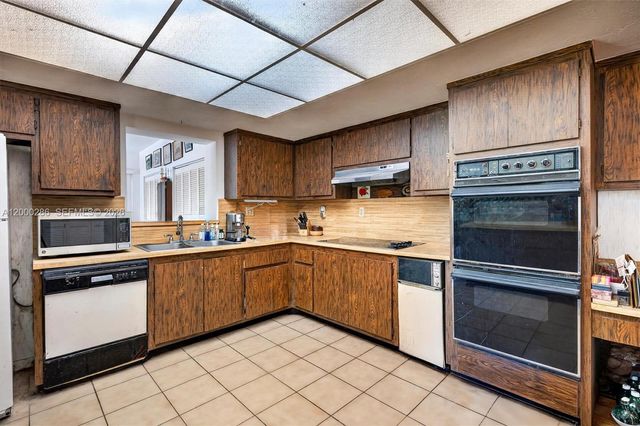 7009 SW 66th Ave, South Miami, FL 33143