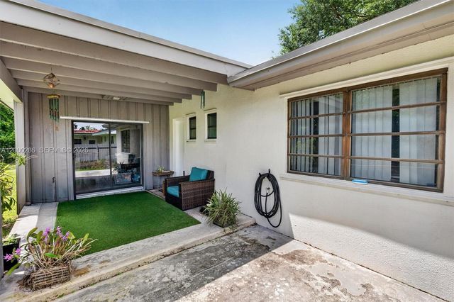 7009 SW 66th Ave, South Miami, FL 33143