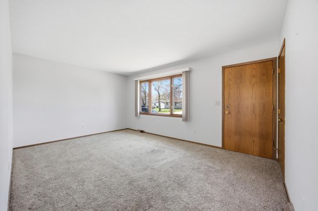 302 10th Avenue E, West Fargo, ND 58078