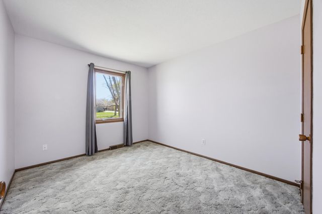 302 10th Avenue E, West Fargo, ND 58078