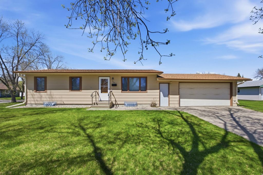 302 10th Avenue E, West Fargo, ND 58078