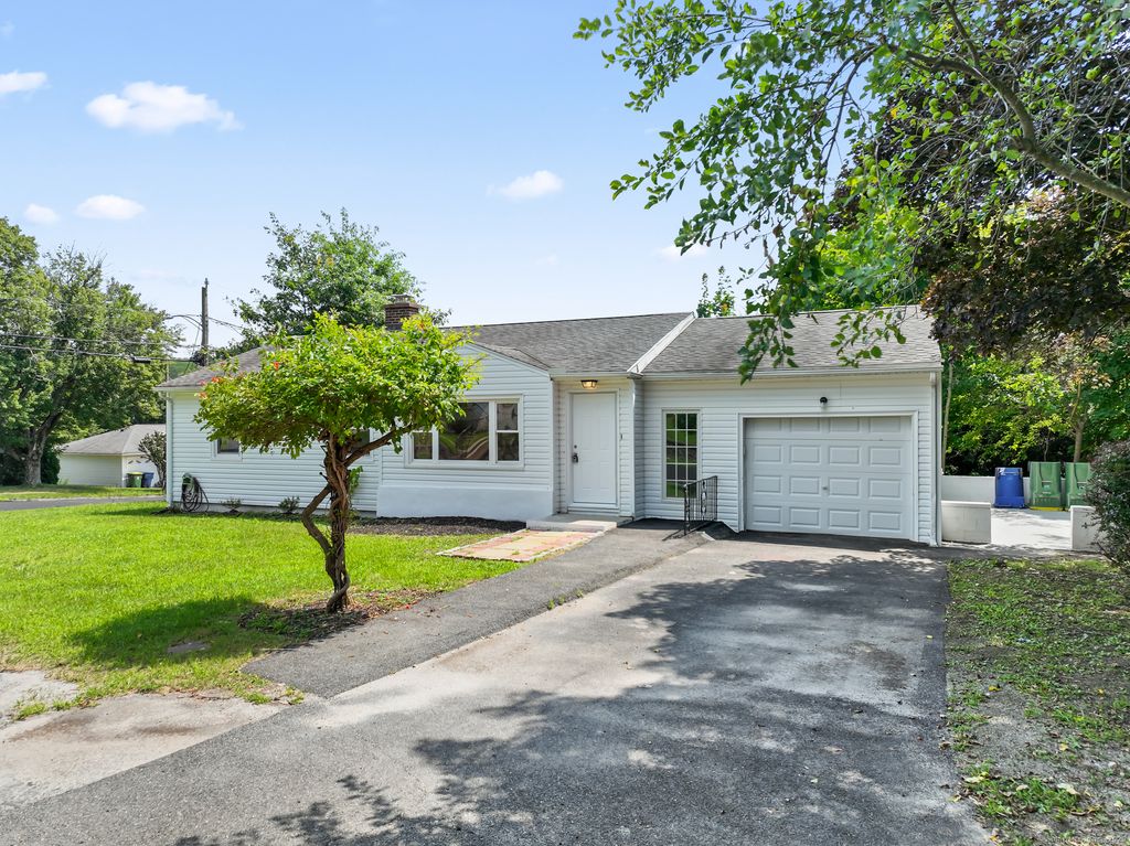 24 Holiday Hill, Waterbury, CT 06704