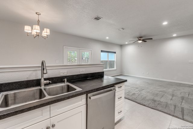 19 Oak Plaza, San Antonio, TX 78216