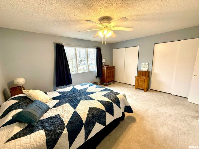 3721 35th St Apt 4, Moline, IL 61265