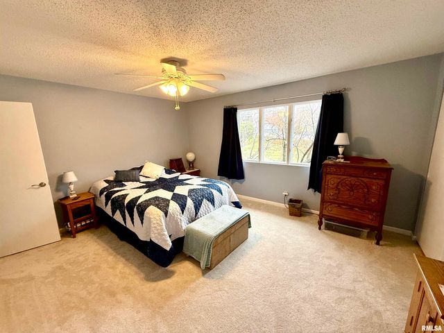 3721 35th St Apt 4, Moline, IL 61265