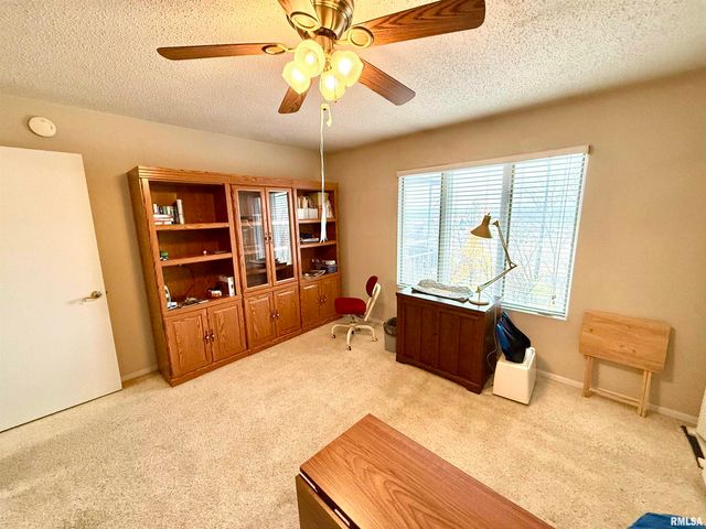 3721 35th St Apt 4, Moline, IL 61265