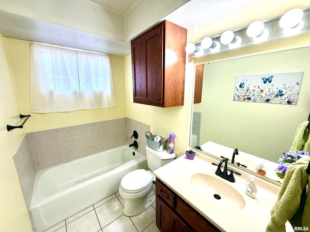 3721 35th St Apt 4, Moline, IL 61265