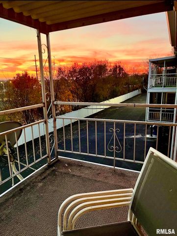 3721 35th St Apt 4, Moline, IL 61265