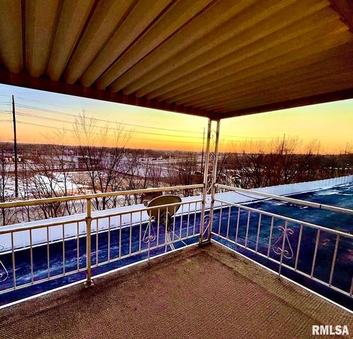 3721 35th St Apt 4, Moline, IL 61265