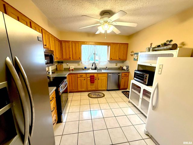 3721 35th St Apt 4, Moline, IL 61265