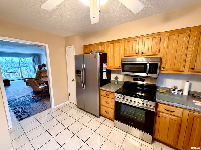 3721 35th St Apt 4, Moline, IL 61265