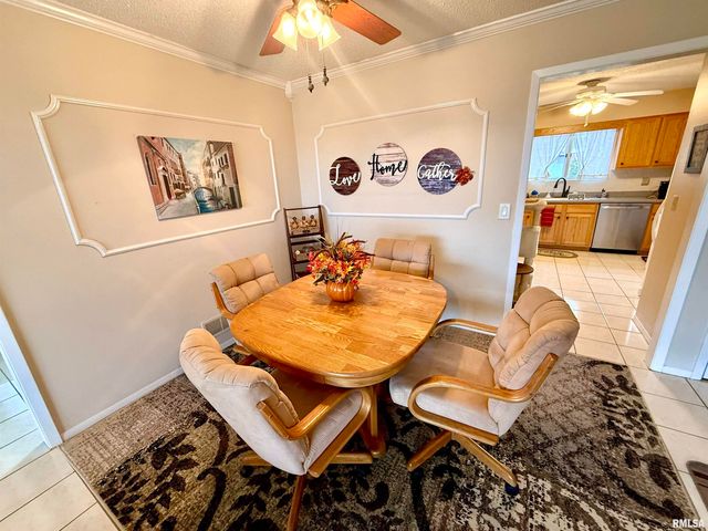 3721 35th St Apt 4, Moline, IL 61265