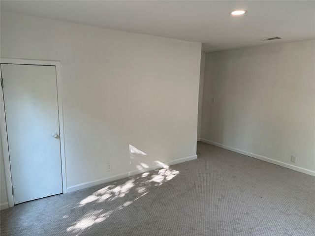 909 Jerry Mashek Drive, West, TX 76691