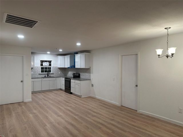 909 Jerry Mashek Drive, West, TX 76691