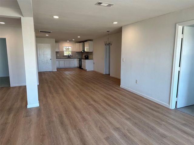 909 Jerry Mashek Drive, West, TX 76691