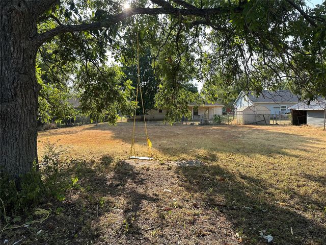 909 Jerry Mashek Drive, West, TX 76691