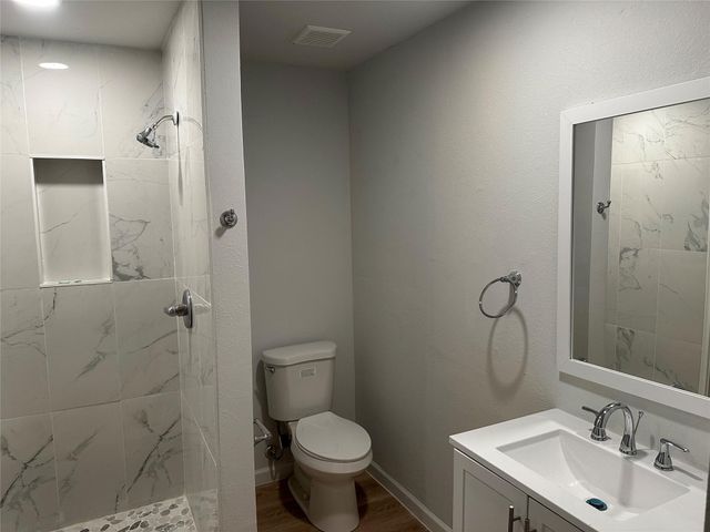 909 Jerry Mashek Drive, West, TX 76691
