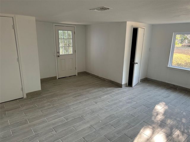 909 Jerry Mashek Drive, West, TX 76691