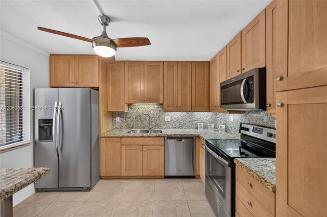 205 Lakeview Dr 103, Weston, FL 33326