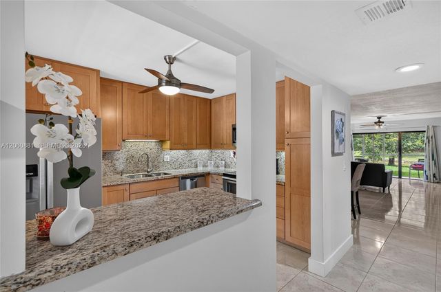 205 Lakeview Dr 103, Weston, FL 33326
