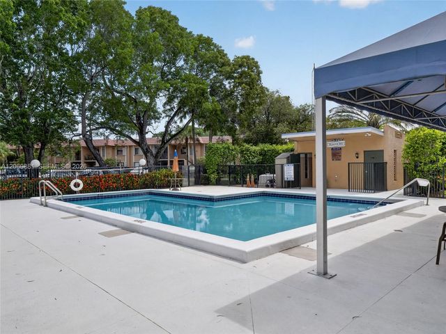 205 Lakeview Dr 103, Weston, FL 33326