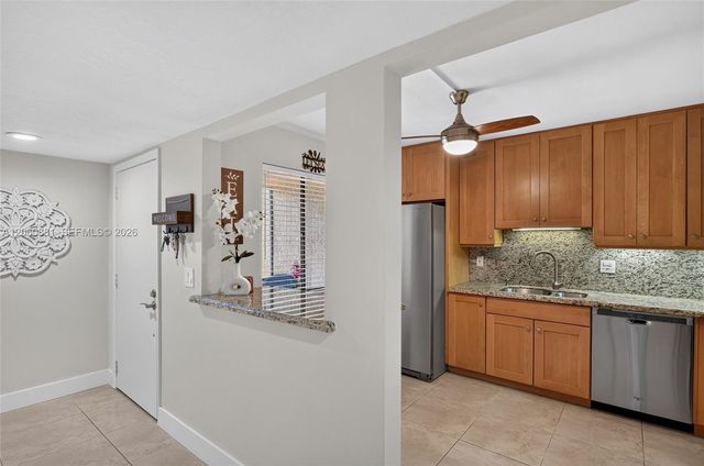205 Lakeview Dr 103, Weston, FL 33326