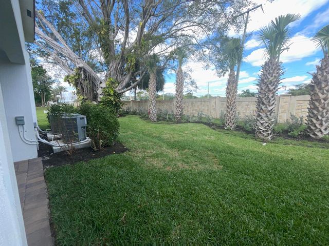 6907 Broadwater Lane, Lake Worth, FL 33467