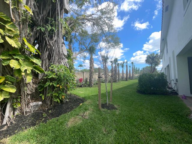 6907 Broadwater Lane, Lake Worth, FL 33467