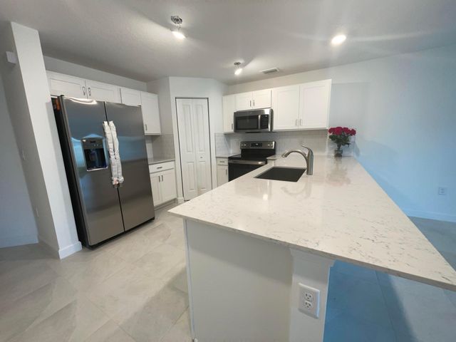 6907 Broadwater Lane, Lake Worth, FL 33467