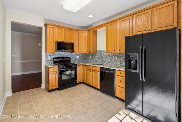 86 Deepwater Circle, Manalapan, NJ 07726