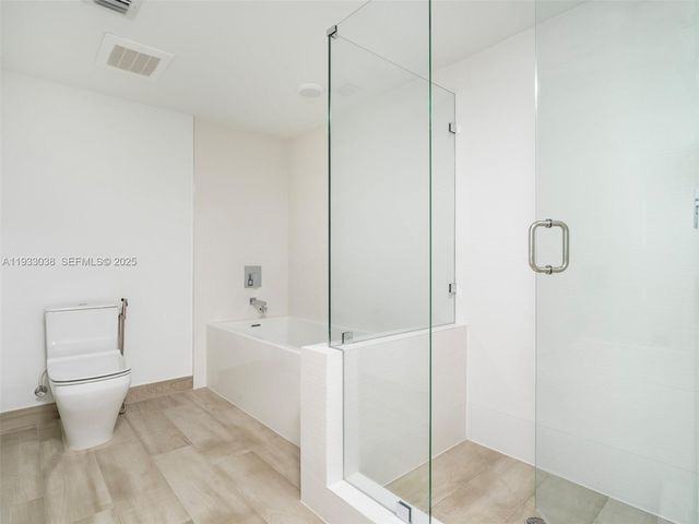 9261 E Bay Harbor Dr 305, Bay Harbor Islands, FL 33154